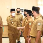 Wabup Sergai Adlin Tambunan (kiri) memberikan ucapan selamat pada pelantikan penyesuaian Jabatan Administrasi ke Jabatan Fungsional yang berlangsung di Aula Sultan Serdang.