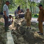 Camat Bintang Bayu Fitrianti melihat langsung perbaikan drainase yang ambruk oleh pihak rekanan.