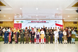 Gubernur Sumatera Utara (Sumut) Edy Rahmayadi dan Wakil Gubernur Sumut Musa Rajekshah bersama Forum Koordinasi Pimpinan Daerah (Forkopimda) mengikuti Upacara Peringatan Hari Lahir Pancasila Tahun 2022 secara virtual dari Aula Tengku Rizal Nurdin, Rumah Jabatan Gubernur Sumut, Jalan Sudirman Medan, Rabu (1/6/2022)