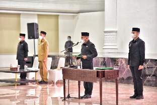 Gubernur Sumatera Utara (Sumut) Edy Rahmayadi melaksanakan pelantikan dan mengambil sumpah/janji jabatan kepada pejabat administrasi di lingkungan Pemerintahan Provinsi Sumut di Aula Raja Inal Siregar, Laantai 2 Kantor Gubernur Sumut, Jalan Pangeren Diponegoro Medan, Selasa (31/5/2022).