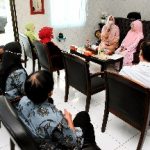 Ketua Yayasan Kanker Indonesia (YKI) Sumut Nawal lubis beramah tamah dengan beberapa Lembaga Swadaya Masyarakat (LSM) yang bekerja sama dengan YKI Sumut di Kantor YKI Sumut, Jalan Iskandar Muda, Medan, Selasa (31/5/2022).