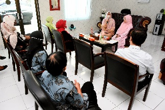 Ketua Yayasan Kanker Indonesia (YKI) Sumut Nawal lubis beramah tamah dengan beberapa Lembaga Swadaya Masyarakat (LSM) yang bekerja sama dengan YKI Sumut di Kantor YKI Sumut, Jalan Iskandar Muda, Medan, Selasa (31/5/2022).