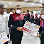 Gubernur Sumatera Utara (Sumut) Edy Rahmayadi menyerahkan bonus kepada 12 atlet dan dua pelatih asal Sumut yang meraih medali di Sea Games Vietnam, di Kantor Gubernur Sumut, Jalan Diponegoro Nomor 30, Medan, Selasa (31/5/2022). Total bonus yang diberikan sekitar Rp1 M untuk 13 medali yang berhasil dipersembahkan atlet Sumut.