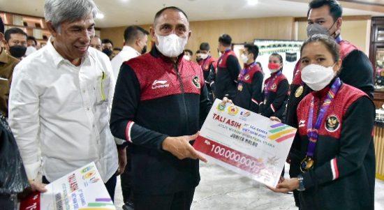 Gubernur Sumatera Utara (Sumut) Edy Rahmayadi menyerahkan bonus kepada 12 atlet dan dua pelatih asal Sumut yang meraih medali di Sea Games Vietnam, di Kantor Gubernur Sumut, Jalan Diponegoro Nomor 30, Medan, Selasa (31/5/2022). Total bonus yang diberikan sekitar Rp1 M untuk 13 medali yang berhasil dipersembahkan atlet Sumut.