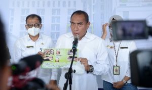 Gubernur Sumatera Utara (Sumut) Edy Rahmayadi menyampaikan keterangan pers, usai memimpin Rapat Koordinasi yang diikuti oleh unsur Forkopimda Sumut dan Instansi terkait tentang Pengendalian Penyakit Mulut dan Kuku pada Ternak di Aula Tengku Rizal Nurdin Jalan Jenderal Sudirman Nomor 41 Medan, baru-baru ini.