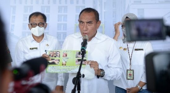 Gubernur Sumatera Utara (Sumut) Edy Rahmayadi menyampaikan keterangan pers, usai memimpin Rapat Koordinasi yang diikuti oleh unsur Forkopimda Sumut dan Instansi terkait tentang Pengendalian Penyakit Mulut dan Kuku pada Ternak di Aula Tengku Rizal Nurdin Jalan Jenderal Sudirman Nomor 41 Medan, baru-baru ini.