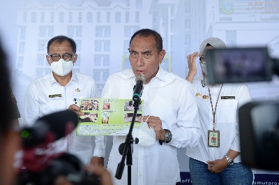 Gubernur Sumatera Utara (Sumut) Edy Rahmayadi menyampaikan keterangan pers, usai memimpin Rapat Koordinasi yang diikuti oleh unsur Forkopimda Sumut dan Instansi terkait tentang Pengendalian Penyakit Mulut dan Kuku pada Ternak di Aula Tengku Rizal Nurdin Jalan Jenderal Sudirman Nomor 41 Medan, baru-baru ini.