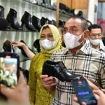 Gubernur Sumatera Utara (Sumut) Edy Rahmayadi bersama Ketua Tim Penggerak Pemberdayaan dan Kesejahteraan Keluarga (TP PKK) Provinsi Sumut, Nawal Lubis meninjau Usaha Mikro Kecil dan Menengah (UMKM) pembuatan sepatu Kotama di Jalan A.R. Hakim Medan, Sabtu (4/6/2022)