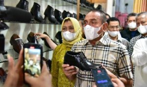 Gubernur Sumatera Utara (Sumut) Edy Rahmayadi bersama Ketua Tim Penggerak Pemberdayaan dan Kesejahteraan Keluarga (TP PKK) Provinsi Sumut, Nawal Lubis meninjau Usaha Mikro Kecil dan Menengah (UMKM) pembuatan sepatu Kotama di Jalan A.R. Hakim Medan, Sabtu (4/6/2022)