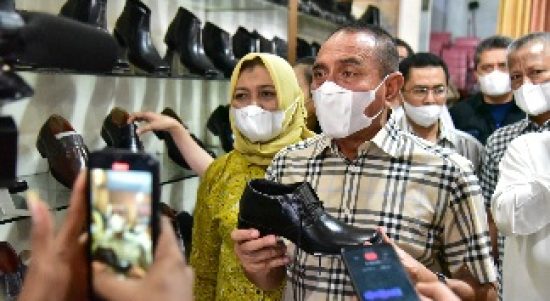 Gubernur Sumatera Utara (Sumut) Edy Rahmayadi bersama Ketua Tim Penggerak Pemberdayaan dan Kesejahteraan Keluarga (TP PKK) Provinsi Sumut, Nawal Lubis meninjau Usaha Mikro Kecil dan Menengah (UMKM) pembuatan sepatu Kotama di Jalan A.R. Hakim Medan, Sabtu (4/6/2022)