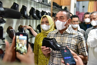 Gubernur Sumatera Utara (Sumut) Edy Rahmayadi bersama Ketua Tim Penggerak Pemberdayaan dan Kesejahteraan Keluarga (TP PKK) Provinsi Sumut, Nawal Lubis meninjau Usaha Mikro Kecil dan Menengah (UMKM) pembuatan sepatu Kotama di Jalan A.R. Hakim Medan, Sabtu (4/6/2022)