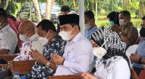 Officer Badan Nasional Penanggulangan Bencana Mayjen TNI (Purn) Darlan Harahap mewakili Gubernur Sumut Edy Rahmayadi pada acara seremonial penghentian RS GL Tobing sebagai RS Darurat Rujukan Covid-19, Jumat (3/6), di RS GL Tobing Tanjungmorawa, Kabupaten Deliserdang