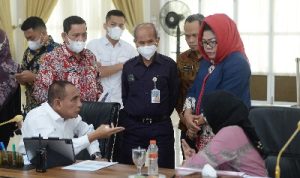 Gubernur Sumatera Utara (Sumut) Edy Rahmayadi memimpin rapat pengembangan tiga kawasan wisata Masjid Raya Barus, Situs Makam Mahligai dan Situs Makam Papan Tinggi, yang berada di Kecamatan Barus, Kabupaten Tapanuli Tengah di Aula Tengku Rizal Nurdin Jalan Jenderal Sudirman Nomor 30 Medan, Kamis (9/6).