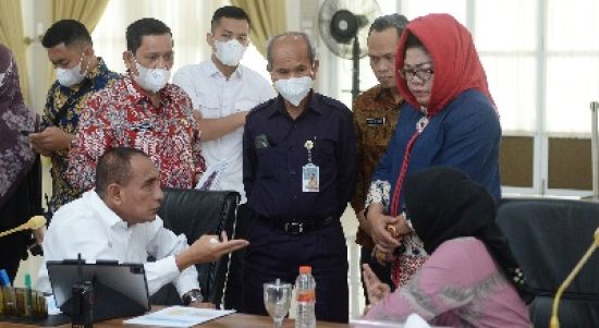 Gubernur Sumatera Utara (Sumut) Edy Rahmayadi memimpin rapat pengembangan tiga kawasan wisata Masjid Raya Barus, Situs Makam Mahligai dan Situs Makam Papan Tinggi, yang berada di Kecamatan Barus, Kabupaten Tapanuli Tengah di Aula Tengku Rizal Nurdin Jalan Jenderal Sudirman Nomor 30 Medan, Kamis (9/6).