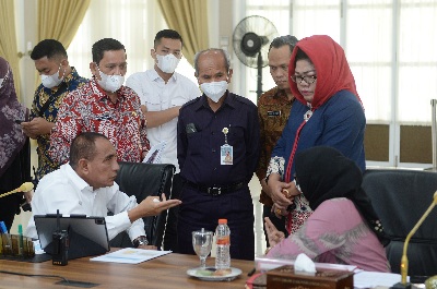 Gubernur Sumatera Utara (Sumut) Edy Rahmayadi memimpin rapat pengembangan tiga kawasan wisata Masjid Raya Barus, Situs Makam Mahligai dan Situs Makam Papan Tinggi, yang berada di Kecamatan Barus, Kabupaten Tapanuli Tengah di Aula Tengku Rizal Nurdin Jalan Jenderal Sudirman Nomor 30 Medan, Kamis (9/6).