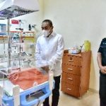 Gubernur Sumatera Utara (Sumut) Edy Rahmayadi menjenguk bayi kembar siam Ratih dan Ririn asal Kisaran, Kabupaten Asahan di Rumah Sakit Umum Pusat (RSUP) Haji Adam Malik Medan, Jalan Bunga Lau Nomor 17, Kecamatan Medan Tuntungan, Medan, Jumat (10/6/2022).