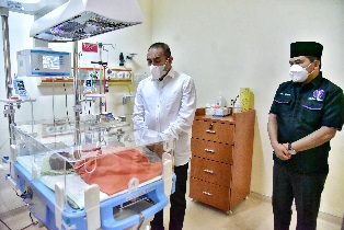 Gubernur Sumatera Utara (Sumut) Edy Rahmayadi menjenguk bayi kembar siam Ratih dan Ririn asal Kisaran, Kabupaten Asahan di Rumah Sakit Umum Pusat (RSUP) Haji Adam Malik Medan, Jalan Bunga Lau Nomor 17, Kecamatan Medan Tuntungan, Medan, Jumat (10/6/2022).