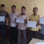 Plt. Camat Ulu Barumun Damhuri Daulay Foto bersama dengan para Calon Kepala Desa Paringgonan usai pencabutan nomor dan tandatangan kesepakatan Pilkades damai tahun 2022 di Aula Kantor Camat Ulu Barumun.