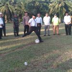 Plt Bupati melakukan tendangan pertama tanda dibukanya Liga santri 2022 Piala Kasad