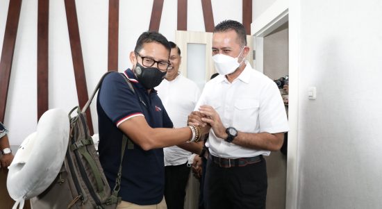 Wakil Gubernur (Wagub) Sumut Musa Rajekshah menerima kunjungan Menteri Pariwisata dan Ekonomi Kreatif (Menparekraf) Sandiaga Uno ke Istana Kerajaan Melayu di Jalan Semut, Kelurahan Bandar Utama, Kecamatan Tebingtinggi Kota, Kamis (23/6).