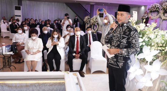Wakil Gubernur (Wagub) Sumatera Utara (Sumut) Musa Rajekshah melayat dan mengucapkan belasungkawa secara langsung kepada keluarga Pendeta Markus Daniel (MD) Wakkary di Ruang Aula Gereja Pentakosta di Indonesia (GPdI) Maranatha, Jalan S Parman, Medan, Sabtu (25/6)
