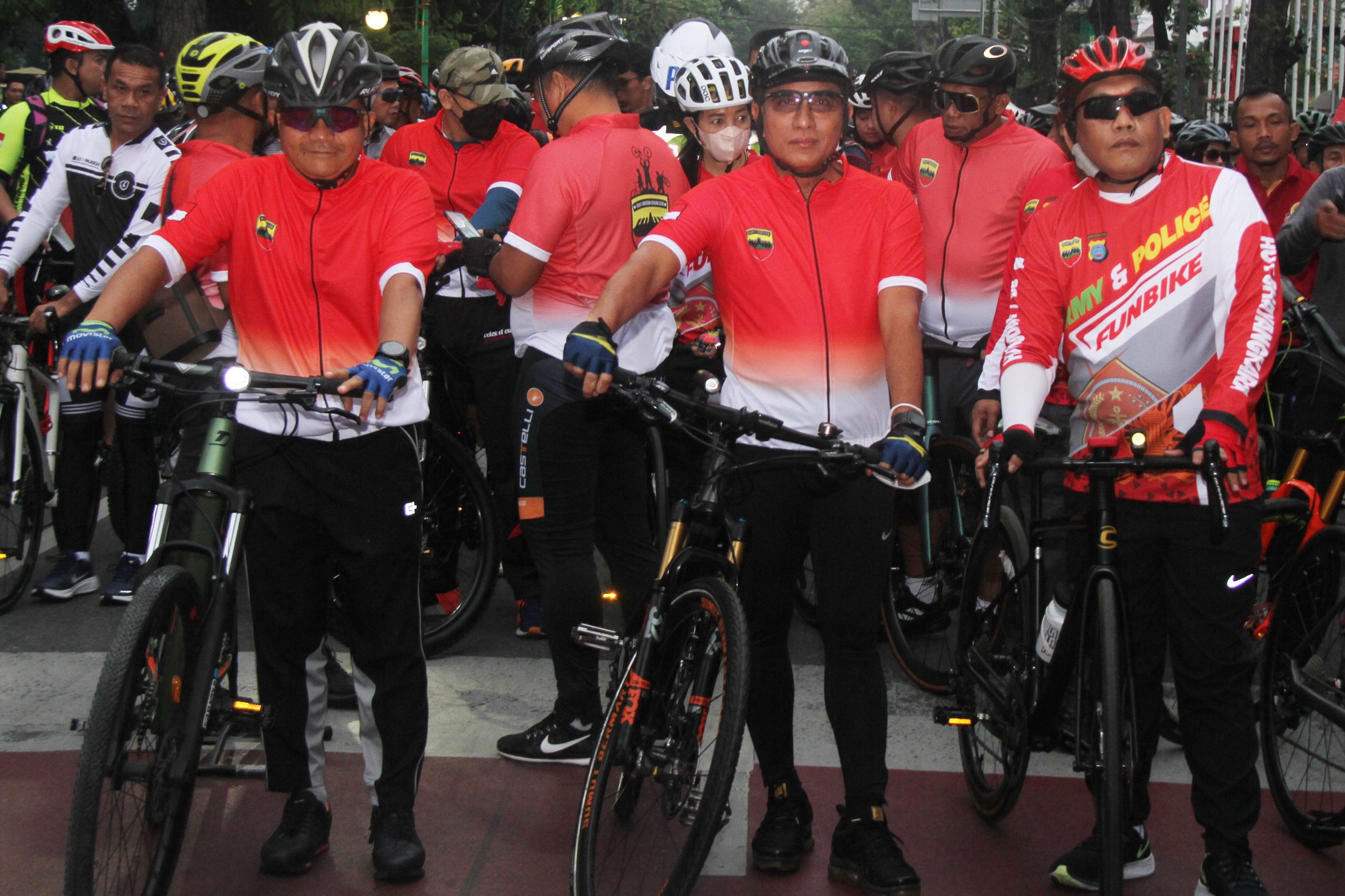 Gubernur Sumatera Utara (Sumut) Edy Rahmayadi melepas sekitar 5.000 peserta Fun Bike Semarak Bhayangkara, Minggu (19/6) pagi, dalam rangka memperingati Hari Ulang Tahun (HUT) ke-76 Bhayangkara. Hadir di antaranya Kapolda Sumut Irjen Pol RZ Panca Putra Simanjuntak, Pangdam I/BB Mayjen TNI Achmad Daniel Chardin, Kepala Kejaksaan Tinggi Sumut Irdianto, dan Walikota Medan M Bobby Afif Nasution.