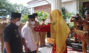 Plt.Bupati Palas drg. H. Ahmad Zarnawi Pasaribu, CHt, MM, M.Si disambut Pemkab Rohul dengan pengkalungan bunga