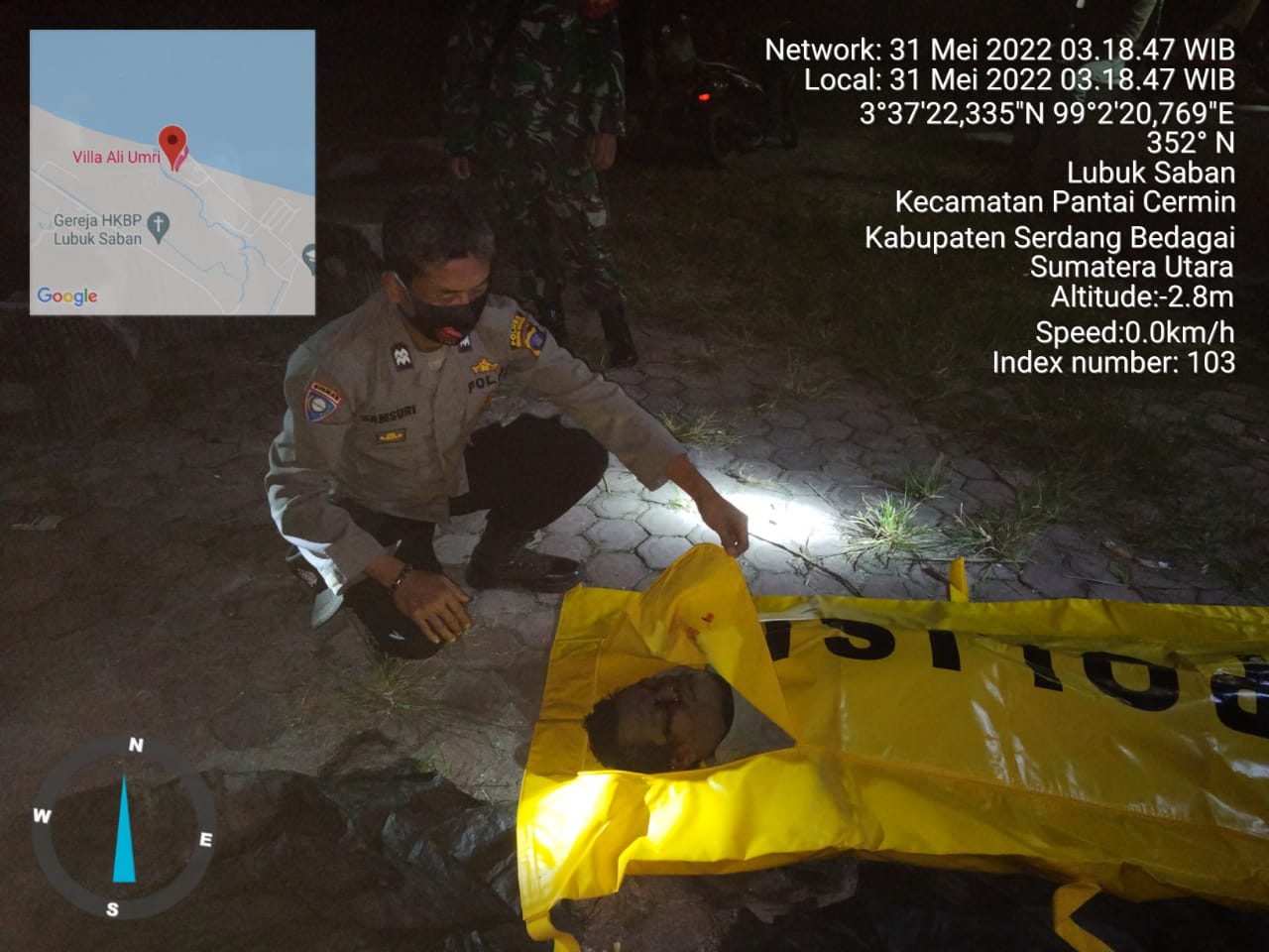 Personil Polsek Pantai Cermin bersama tim Inafis melakukan olah TKP penemuan mayat tanpa identitas di muara sungai Dusun I Desa Lubuk Saban.