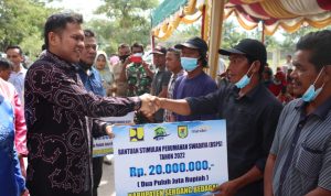 Wabup Sergai Adlin Tambunan menyerahkan Bantuan Stimulan kepada Calon Penerima Bantuan (CPB) Bantuan Stimulan Perumahan Swadaya (BSPS).