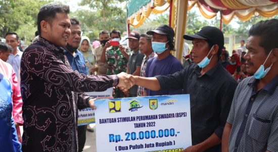 Wabup Sergai Adlin Tambunan menyerahkan Bantuan Stimulan kepada Calon Penerima Bantuan (CPB) Bantuan Stimulan Perumahan Swadaya (BSPS).