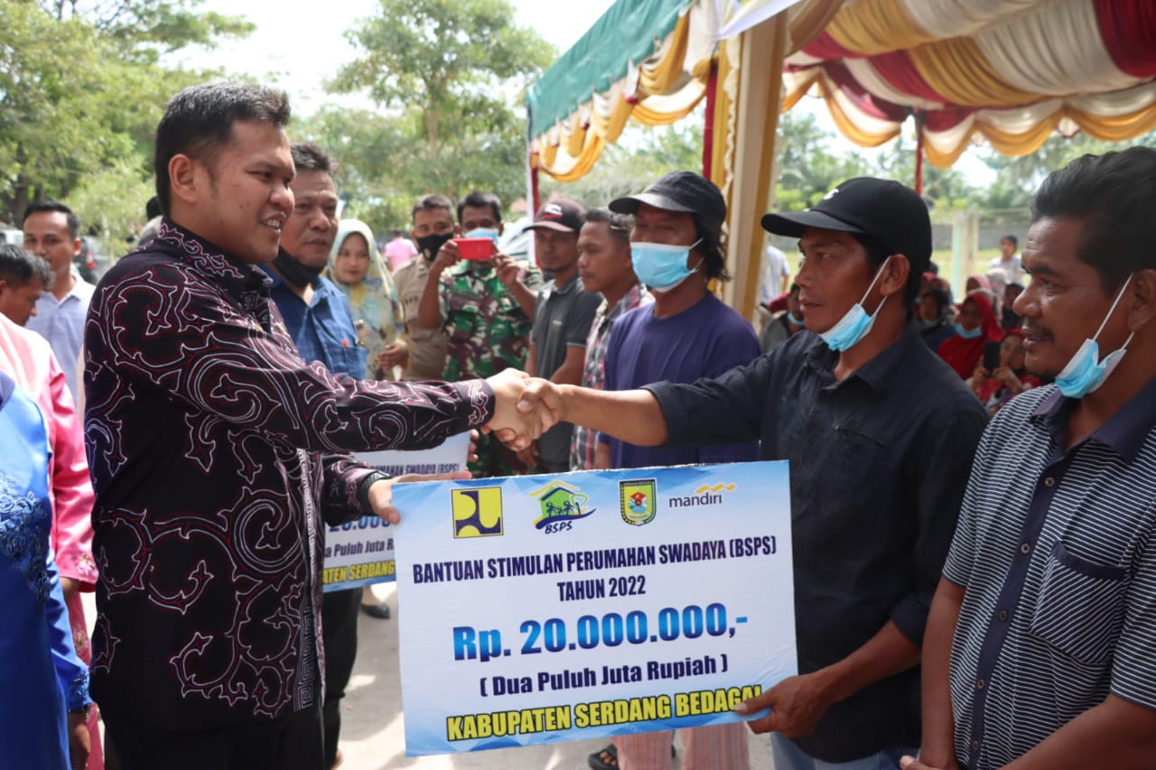 Wabup Sergai Adlin Tambunan menyerahkan Bantuan Stimulan kepada Calon Penerima Bantuan (CPB) Bantuan Stimulan Perumahan Swadaya (BSPS).
