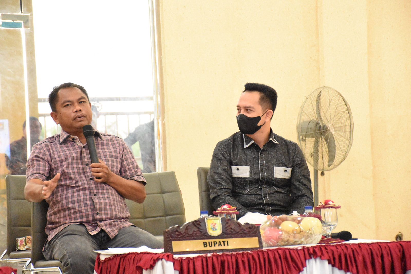 Bupati Sergai Darma Wijaya memberikan arahan dalam sosialisasi yang membahas Tata Cara Pengelolaan Pajak Daerah sesuai dengan UU No. 1 Tahun 2022, sekaligus Implementasi Elektronifikasi Transaksi Pemerintah Daerah (ETPD).