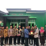 M Nur Rizalman Sitompul Ketua Umum HMI komisariat FSH UINSU menyerahkan plakat kepada mantan Ketum pertama Zaiman.