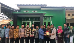 M Nur Rizalman Sitompul Ketua Umum HMI komisariat FSH UINSU menyerahkan plakat kepada mantan Ketum pertama Zaiman.
