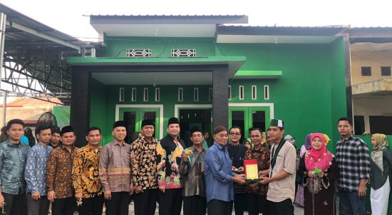 M Nur Rizalman Sitompul Ketua Umum HMI komisariat FSH UINSU menyerahkan plakat kepada mantan Ketum pertama Zaiman.