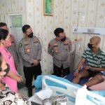 Kapoldasu Irjen Pol R.Z Panca Putra Simanjuntak (dua dari kanan) jenguk anggota Dit Samapta Polda Sumut Bripda Crisna Josua Nadeak di RS Bhayangkara.