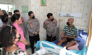 Kapoldasu Irjen Pol R.Z Panca Putra Simanjuntak (dua dari kanan) jenguk anggota Dit Samapta Polda Sumut Bripda Crisna Josua Nadeak di RS Bhayangkara.