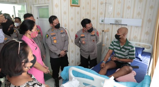 Kapoldasu Irjen Pol R.Z Panca Putra Simanjuntak (dua dari kanan) jenguk anggota Dit Samapta Polda Sumut Bripda Crisna Josua Nadeak di RS Bhayangkara.