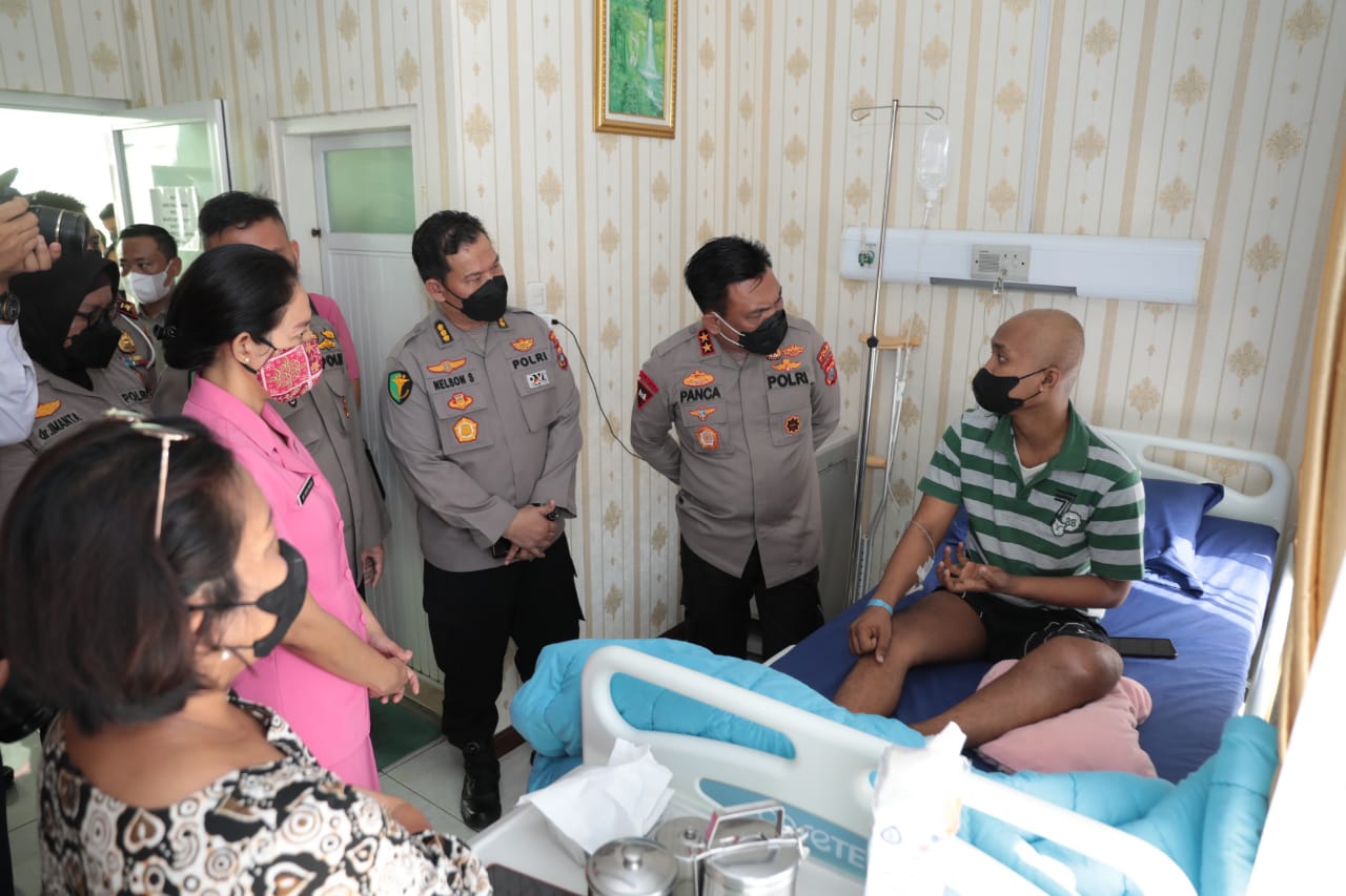 Kapoldasu Irjen Pol R.Z Panca Putra Simanjuntak (dua dari kanan) jenguk anggota Dit Samapta Polda Sumut Bripda Crisna Josua Nadeak di RS Bhayangkara.