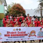 Bripka Juparto Situmorang dari Humas Polres Sergai bersama siswa SMP Negeri 1 Perbaungan dalam kegiatan bakti sosial Police Goes to school dalam rangka hari Bhayangkara ke -76.