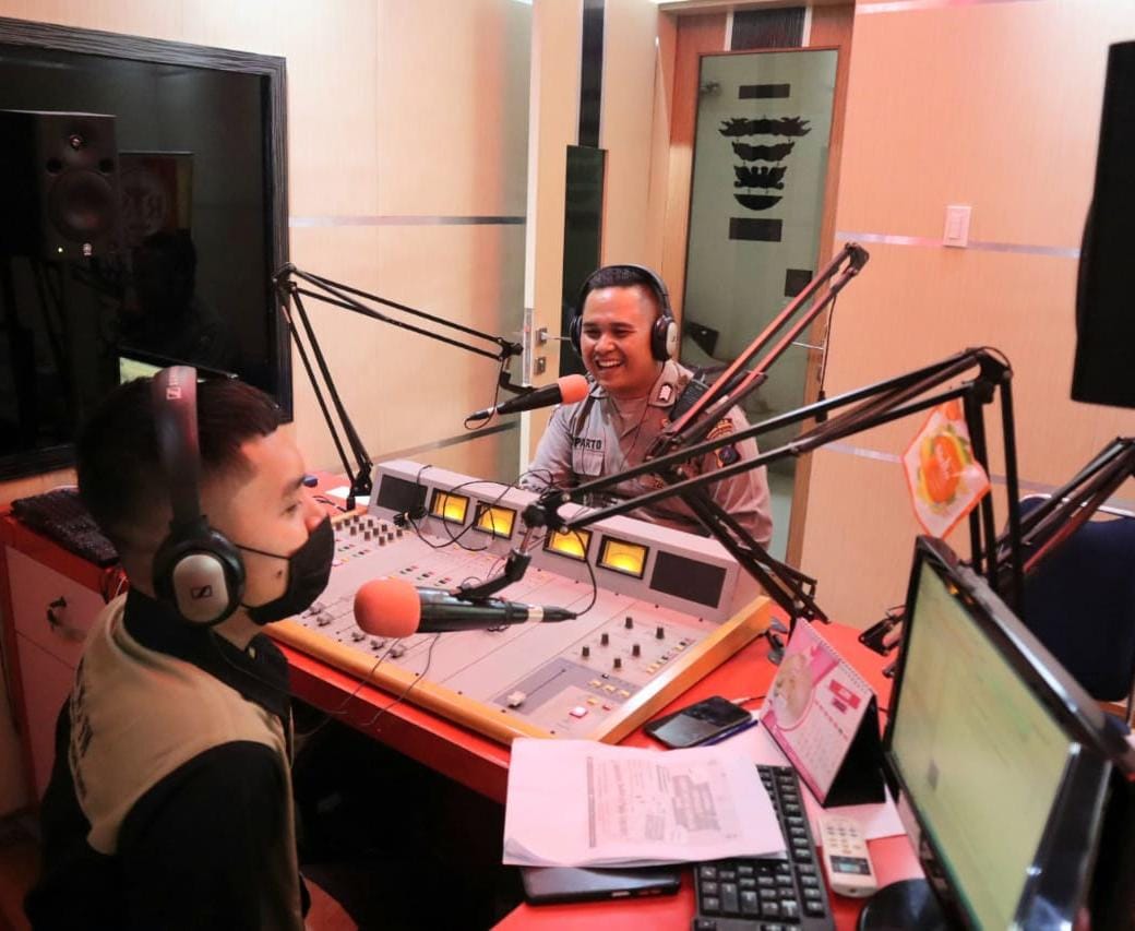 Bripka Juparto Situmorang SH, Senin (07/06/2022) melakukan on air di Radio Indah Suara (RIS FM) untuk mengajak para siswa ambil bagian dalam lomba menulis surat kepada Kapolri.
