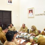 Bupati Sergai Darma Wijaya (dua dari kiri) memimpin Rencana Kerja Pembangunan Daerah (RKPD) Tahun 2023, yang digelar di ruang rapat Bupati Sergai.