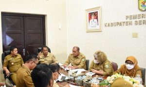 Bupati Sergai Darma Wijaya (dua dari kiri) memimpin Rencana Kerja Pembangunan Daerah (RKPD) Tahun 2023, yang digelar di ruang rapat Bupati Sergai.