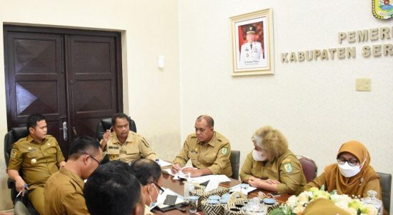 Bupati Sergai Darma Wijaya (dua dari kiri) memimpin Rencana Kerja Pembangunan Daerah (RKPD) Tahun 2023, yang digelar di ruang rapat Bupati Sergai.