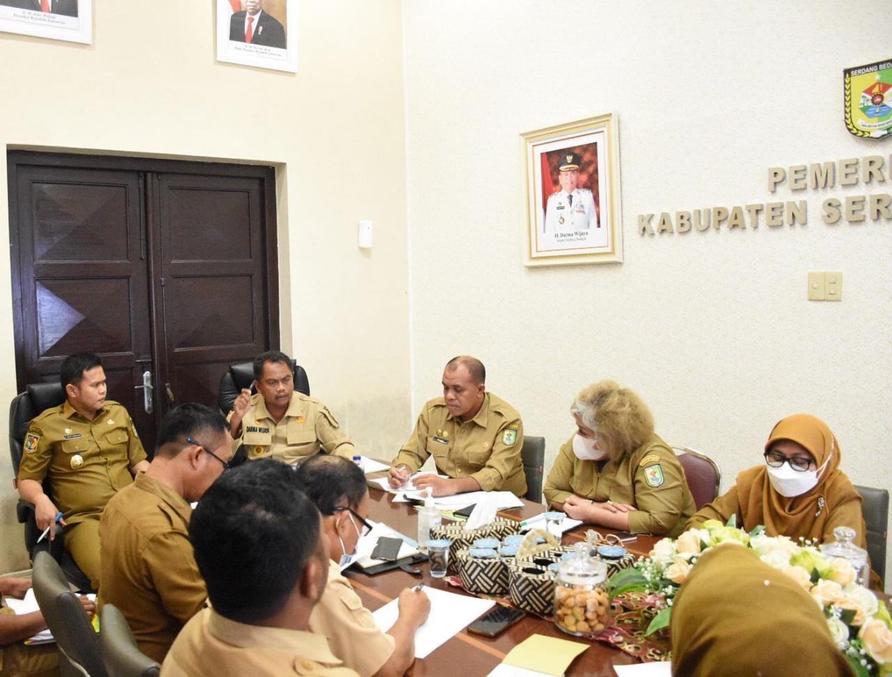 Bupati Sergai Darma Wijaya (dua dari kiri) memimpin Rencana Kerja Pembangunan Daerah (RKPD) Tahun 2023, yang digelar di ruang rapat Bupati Sergai.