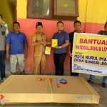 Perwakilan Manajemen PT SSL, menyerahkan bantuan program pemberdayaan masyarakat kepada masyarakat di sekitar operasional perusahaan.