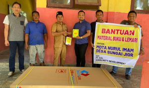 Perwakilan Manajemen PT SSL, menyerahkan bantuan program pemberdayaan masyarakat kepada masyarakat di sekitar operasional perusahaan.