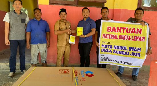 Perwakilan Manajemen PT SSL, menyerahkan bantuan program pemberdayaan masyarakat kepada masyarakat di sekitar operasional perusahaan.