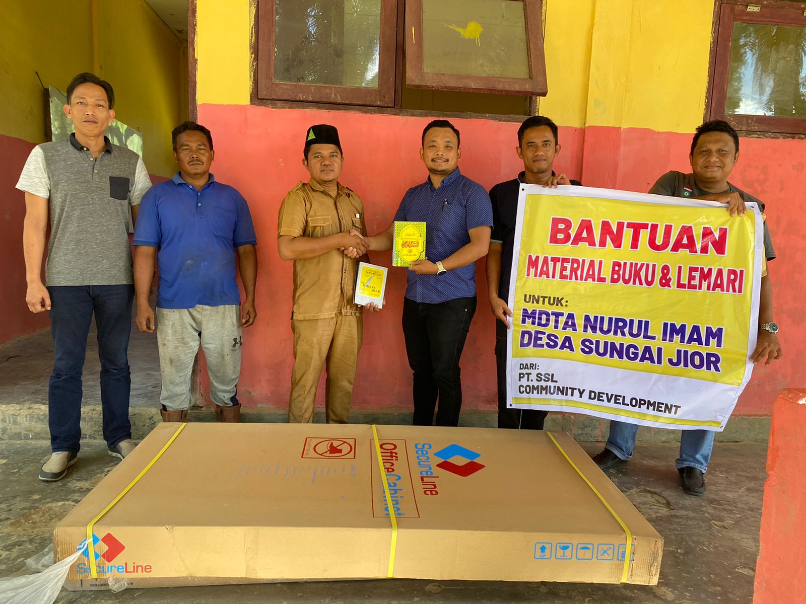 Perwakilan Manajemen PT SSL, menyerahkan bantuan program pemberdayaan masyarakat kepada masyarakat di sekitar operasional perusahaan.