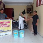 Perwakilan manajemen PT SRL Blok Garingging, Parlindungan Hasibuan bersama CD Staf Anggi H Siregar menyerahkan bantuan berupa triplek dan cat untuk plafon pendopo Pasar Binanga.